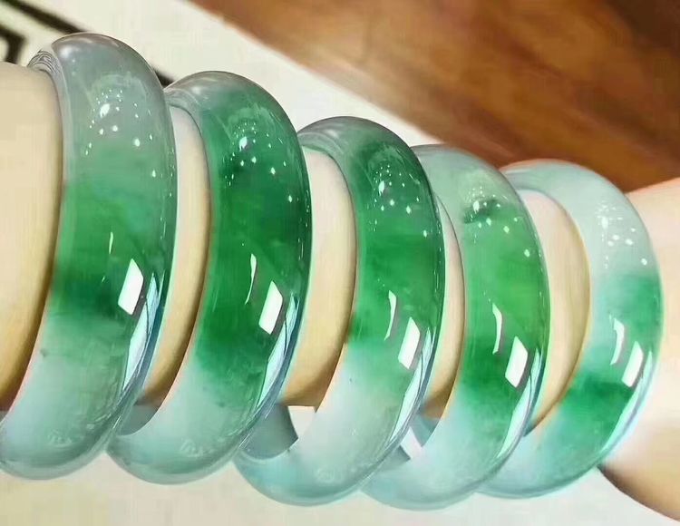 济南卖翡翠镯子